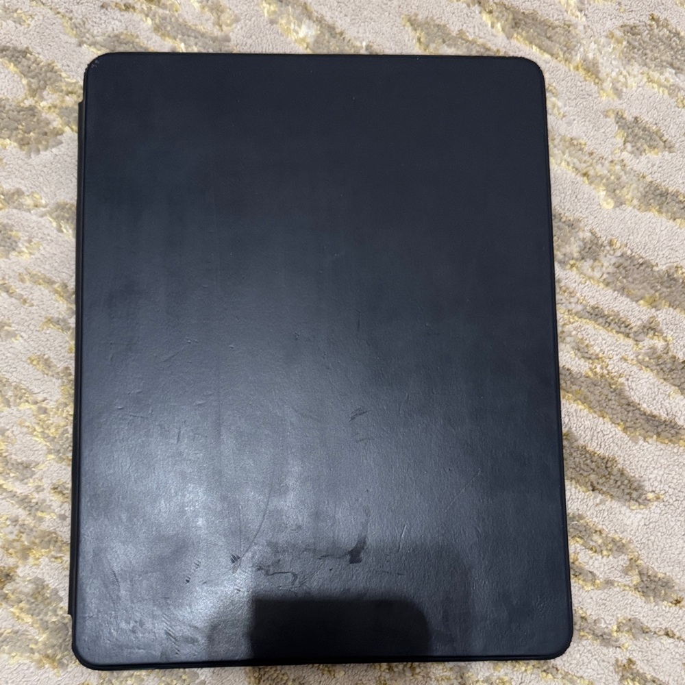 Apple 12.9 Pro IPad case with keyboard